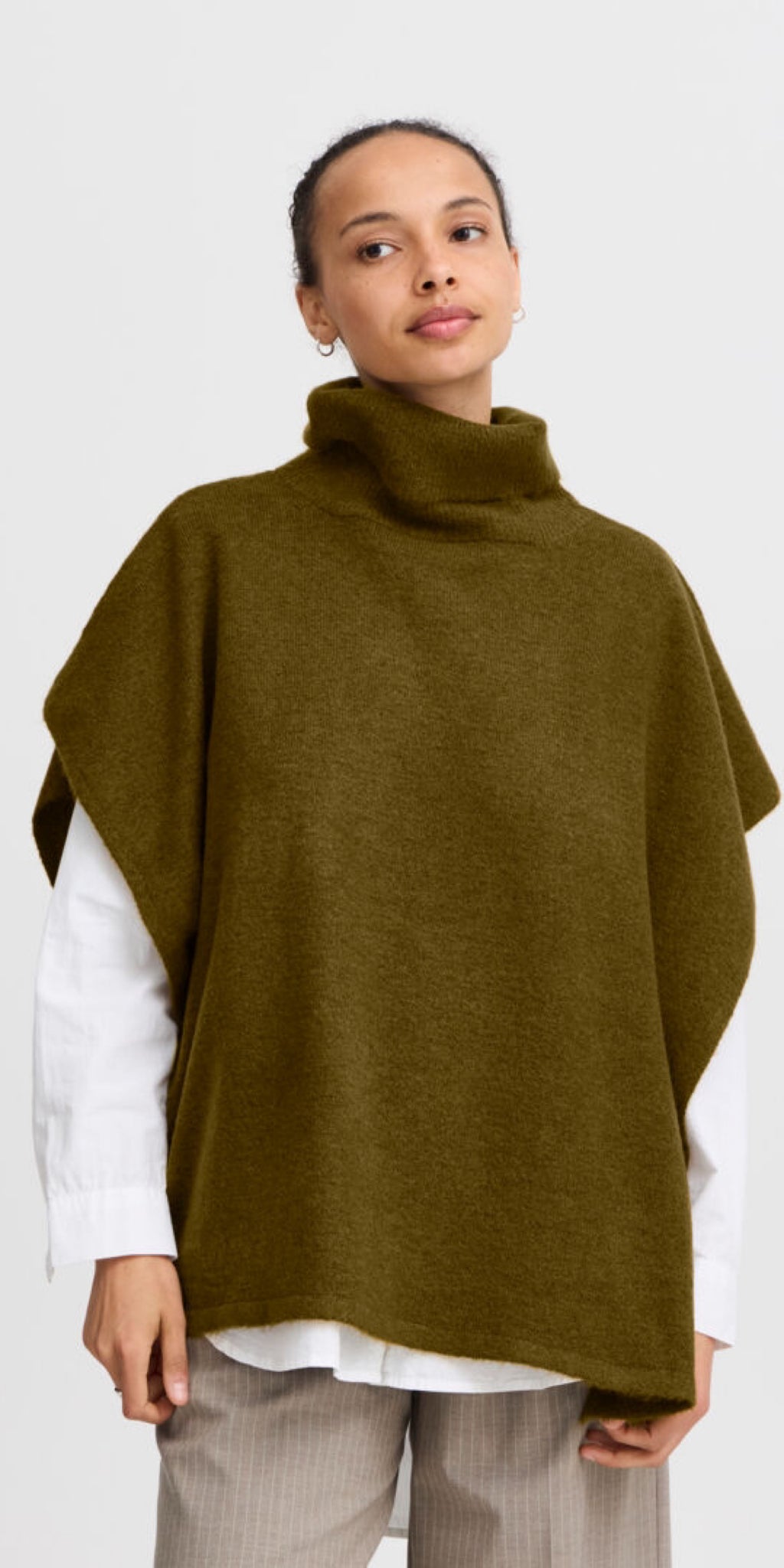 b young VIKSI Poncho in Military Olive